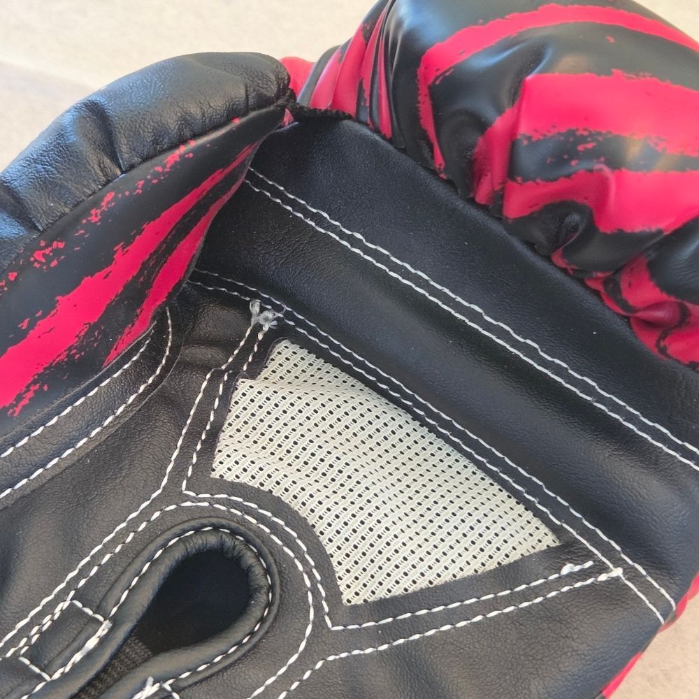 Century Martial Arts Brave Boxing Gloves Kids Youth 6oz Red & Black Grab Tab NEW - Picture 4 of 10